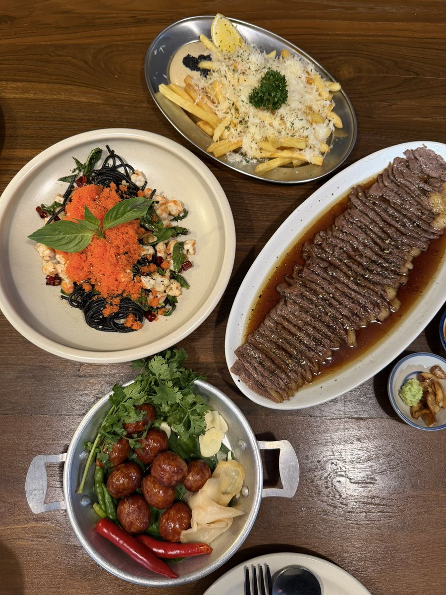 mychanita's tweet photo. นี่แลนด์ลงเชียงใหม่ปุ๊บ ร้านแรกที่เข้าคือบ้านลุง คิดถึงมาก อร่อยเหมือนเดิม และร้านยังตกแต่งเป็นเทสเหมือนเดิม มู๊ดดีไม่ไหว นี่เราไปเป็นโต๊ะแรกเลยด้วย มู๊ดตอนเย็นคือน่ารัก ถ้าดึกกว่านี้หน่อยก็จะได้อีกมู๊ด โคตรดีบอกเลย https://t.co/U0uWNkqxsf