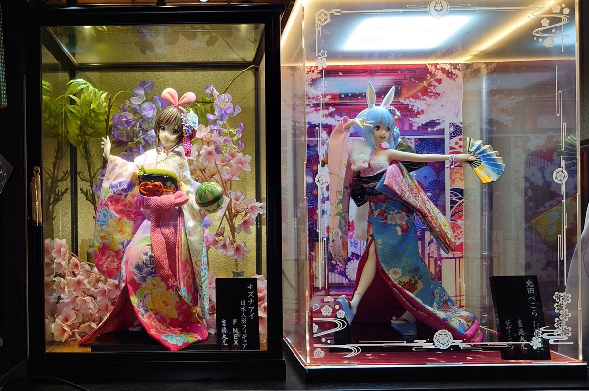 RedrumKen's tweet photo. フィギュア棚、ちょっと更新
段数調整したら
ペコちゃん入ったよ
アイちゃんが溢れ気味
アクスタが入り切らない（泣）
棚自体更新しないと駄目か〜
#KizunaAI
#hololive
#Anime
#Figure https://t.co/p2f3sz77gm