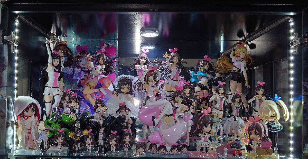 RedrumKen's tweet photo. フィギュア棚、ちょっと更新
段数調整したら
ペコちゃん入ったよ
アイちゃんが溢れ気味
アクスタが入り切らない（泣）
棚自体更新しないと駄目か〜
#KizunaAI
#hololive
#Anime
#Figure https://t.co/p2f3sz77gm
