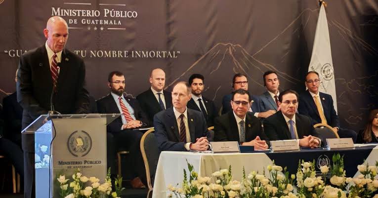 RafaelCarrerra's tweet photo. 🚨 Rumores desde la vicepresidencia: @BArevalodeLeon está nervioso por la visita de los fiscales de EE.UU.
Al parecer ya le mostraron cuánto dinero tienen su hija Amanda en México y Martín en Panamá… producto de la corrupción que saqueó Guatemala. https://t.co/4DPNswpuMQ