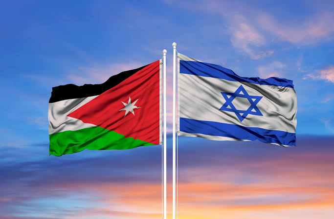 mog_Russ's tweet photo. 🚨 وزارة الخارجية الإسرائيلية تهاجم الملك الأردني عقب تصريحاته في الأمم المتحدة:

"من المثير للسخرية بشكل خاص أن نسمع عبدالله الثاني يتحدث بهذه الحماسة عن القانون الدولي وحقوق الفلسطينيين في الضفة الغربية / يهودا والسامرة.

في يوليو 1988، وبأمر من والده الملك حسين، سحبت الأردن بشكل أحادي وجماعي الجنسية والحقوق من الفلسطينيين المقيمين في 'الضفة الغربية'، في خطوة تتعارض بشكل صارخ مع القانون الدولي.

وفجأة، فقد الفلسطينيون في 'الضفة الغربية' حق التصويت أو الترشح للبرلمان الأردني، والعمل في القطاع الحكومي الأردني، أو الحصول على تمويل من المملكة الهاشمية. كما صودرت جوازاتهم الأردنية أو لم تُجدّد، وصُنّفوا كمواطنين أجانب، وفُرضت قيود على دخولهم الأردن وقدرتهم على البقاء فيه".