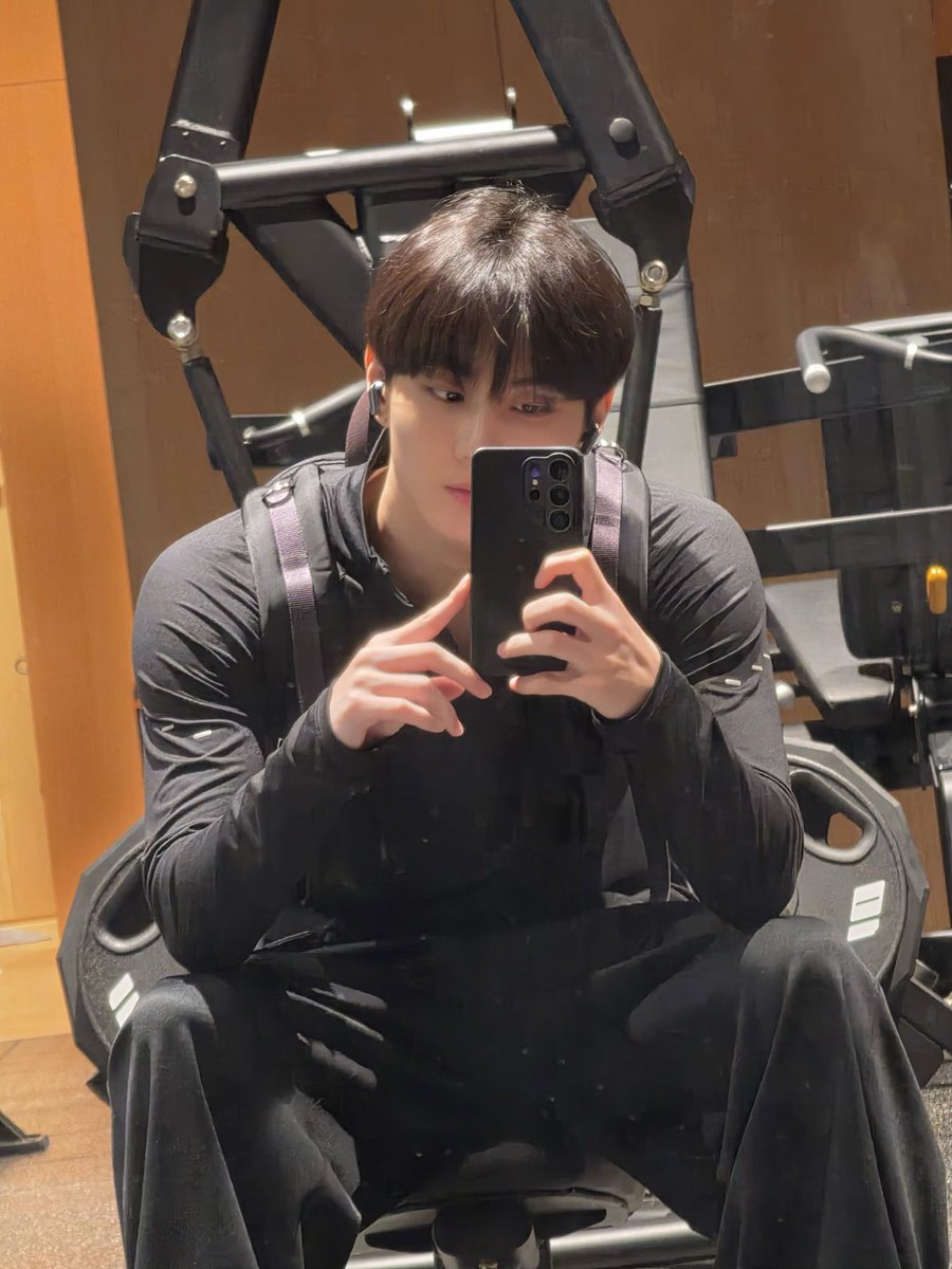 jjanggi209's tweet photo. 양님 어깨가 저게 맞아?? 
사진 눌러보고 ㅈㅉ개놀람ㅅ네 https://t.co/PBAJakbNJr