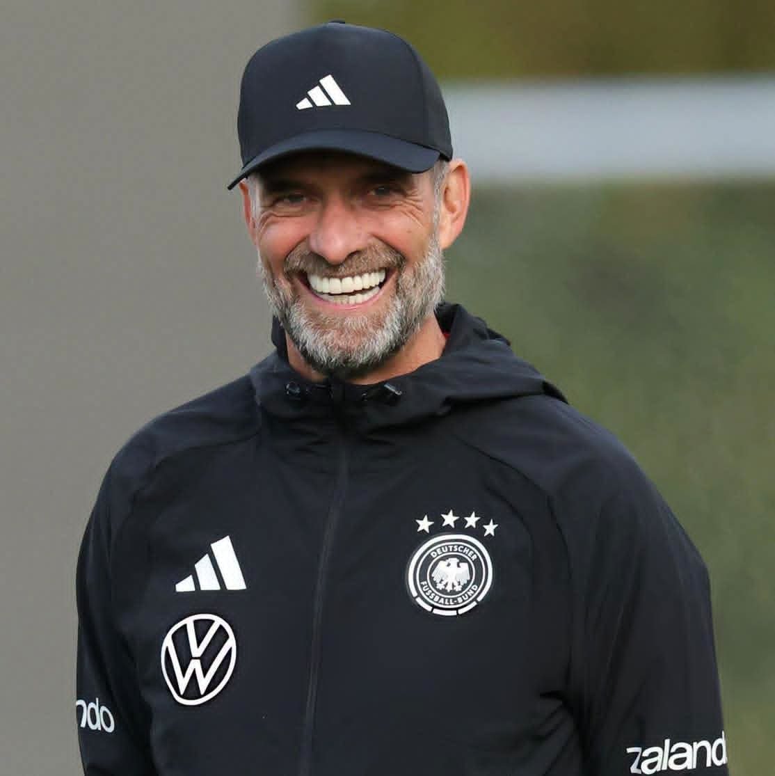 ElGolGarracol's tweet photo. COSAS QUE LORENZO NUNCA HARÍA: JÜRGEN KLOPP ENDURECE LAS REGLAS EN LA SELECCIÓN DE ALEMANIA.

1. Los jugadores ya no tienen margen para llegar a la cena. Todos deben llegar a las 7:00 p.m. o a las 8:00 p.m. Esto está pensado para facilitar la comunicación y el actuar del grupo.

2. No habrá teléfonos antes de los partidos. La idea es que haya plena concentración y comunicación entre todos. Basta de distracciones.

3. Se prohíben los cortes de pelo en el hotel del equipo. La idea es que, como cualquier persona que tiene un viaje de negocios, se lo corten antes si tanto les preocupa eso.

4. Uno de los puntos más criticados en la gestión Nagelsmann era la libre visita de los familiares. Esto se cortó. En los grandes torneos, solo recibirán visitas de manera extraordinaria para que estén concentrados en los objetivos que se fijaron como equipo.

Lo que cuenta BILD es, justamente, lo que se necesitaba: disciplina. Y Klopp tiene la facultad de que el que no cumple, está afuera. Ojalá siguiéramos el ejemplo.