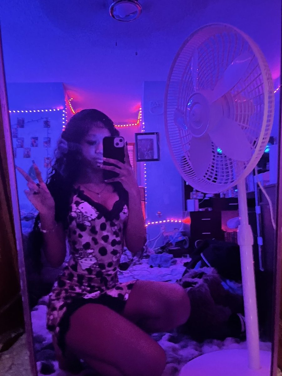 fattkitty_d3mon's tweet photo. can you handle a petite girl with a freaky side tho?? https://t.co/Ol2sdjCZRa