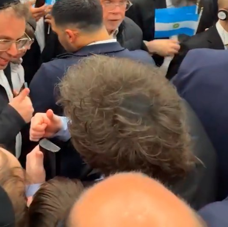 _axmxox_'s tweet photo. EL PRESIDENTE DE LA NACION SE TAPA LA PELADA CON POMADA PARA ZAPATOS https://t.co/gHR1jinVTb