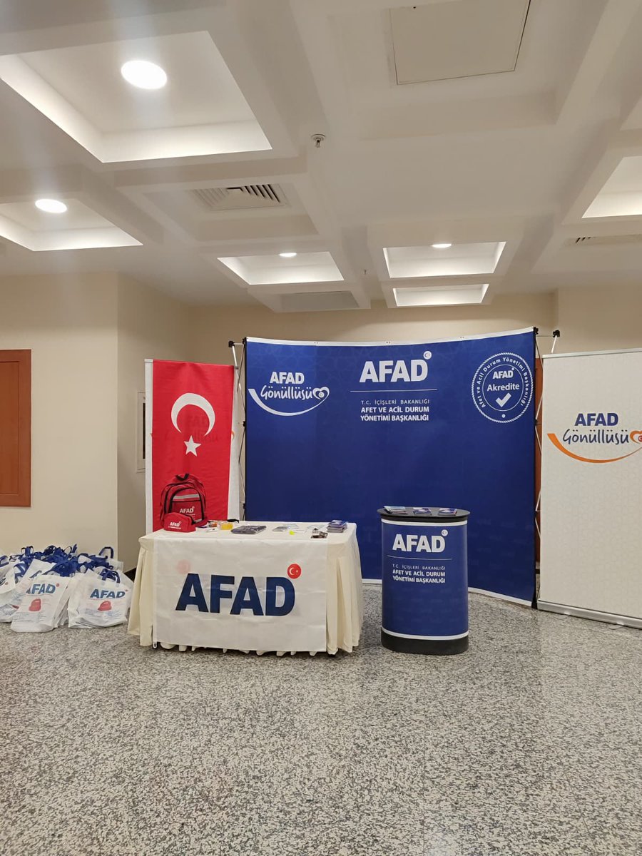 AFADGaziantep's tweet photo. Başkanlığımız ile YÖK arasında imzalanan iş birliği protokolü kapsamında, SANKO Üniversitesi’nin yeni başlayan Hemşirelik ve Fizyoterapi Bölümü öğrencilerine yönelik oryantasyon haftası programında afet farkındalık çalışması gerçekleştirildi. https://t.co/QmNXfx728d