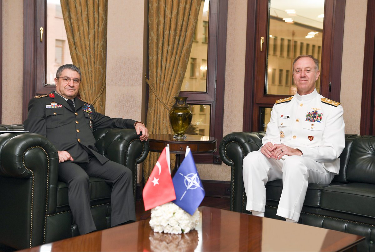 TSKGnkur's tweet photo. 🗓️ 23 Eylül 2026

Genelkurmay Başkanı Orgeneral Selçuk Bayraktaroğlu, resmî ziyaretlerde bulunmak üzere Ankara’da bulunan NATO Napoli Müşterek Kuvvet Komutanı Oramiral George M. Wikoff’u kabul etti. 
 
Kabulde, Genelkurmay II nci Başkanı Orgeneral Levent Ergün de yer aldı.

#TürkSilahlıKuvvetleri
#MillîSavunmaBakanlığı
