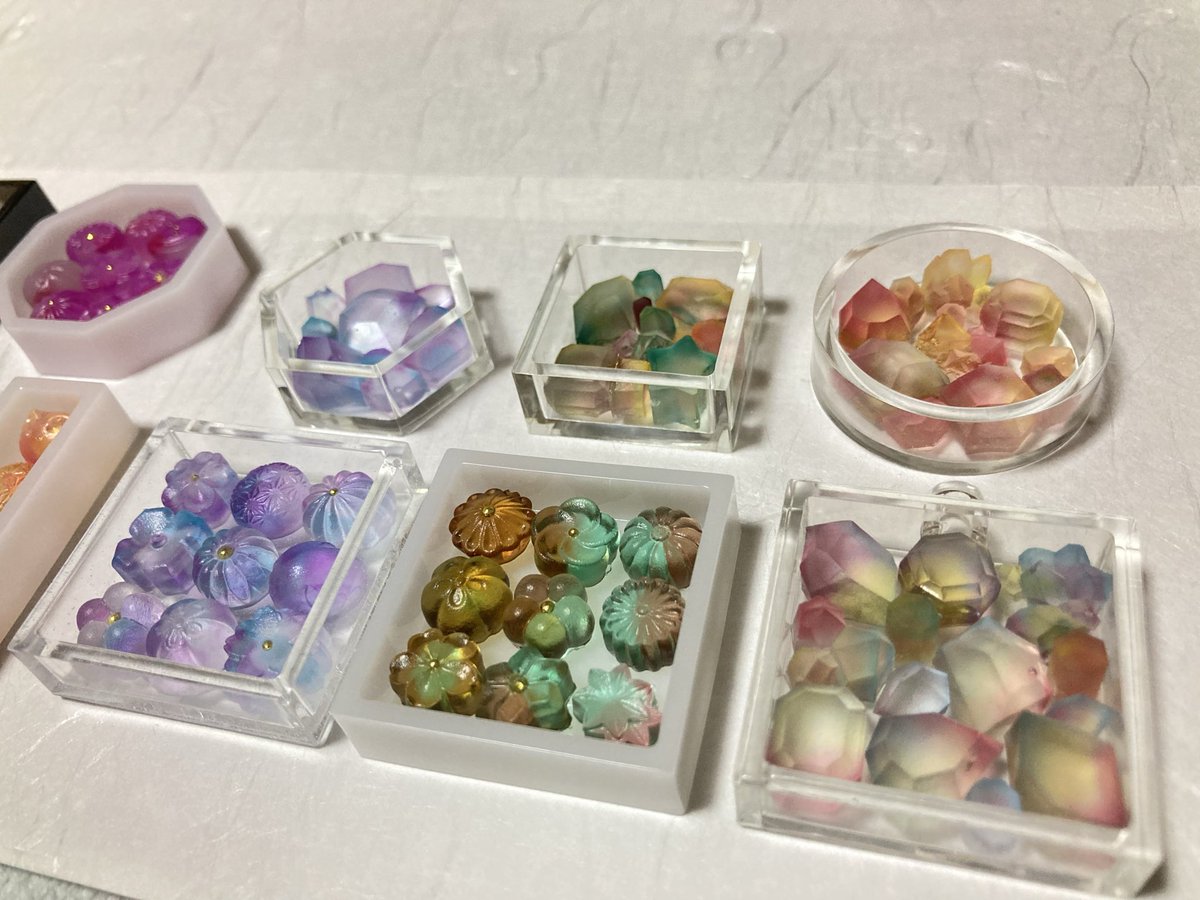 kugami25's tweet photo. シルバーウィークの間に作った琥珀糖や和菓子レジンをとりあえずケースに入れてみた。 https://t.co/hkaOxSdOCw