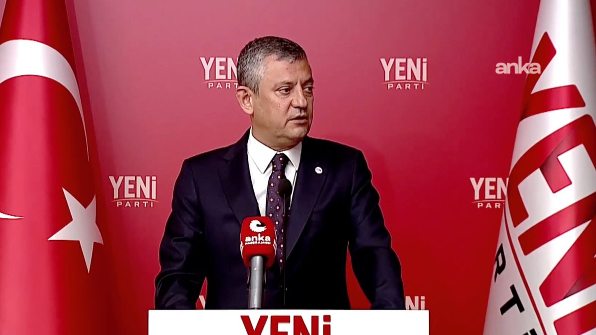 cumhuriyetgzt1's tweet photo. YENİ Parti lideri Özgür Özel: 

"Trump, Netanyahu'yu övüyor, dönüyor Erdoğan'ı övüyor; Erdoğan'ı övüyor, dönüyor Netanyahu'yu övüyor"  

"Trump, Erdoğan'ı seviyor; 25 uçak sipariş ediyoruz, nadir toprak elementlerini veriyoruz, Çin mallarının vergilerini artırıyoruz. Trump, Erdoğan'ı sevdiğini maddi gerçeklikle gösterse ya. Bu methiyelerin Türkiye'ye ne faydası var?"
https://t.co/6rQO1QvM2f