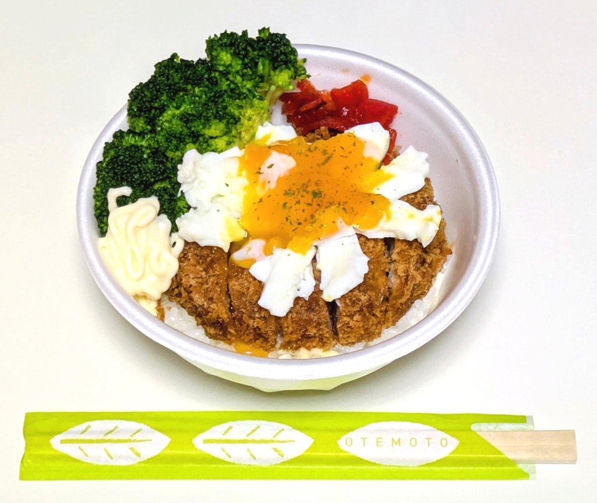 2joCastle's tweet photo. 今日の夕食
メンチカツ丼風
#80円のメンチカツ
#業務スーパーの500g180円ぐらいの冷凍ブロッコリー
#ピュアセレクトマヨ
#ディナー https://t.co/lDXJ8XnlWt