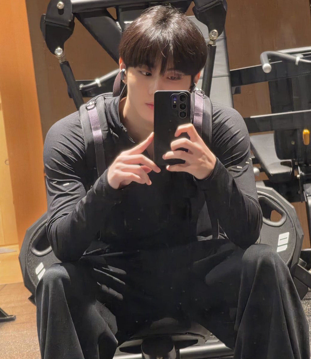woncattos's tweet photo. GUYSSSS THE MUSCLESSS GUYSS 😭😭😭 https://t.co/ux7fl4X1WP