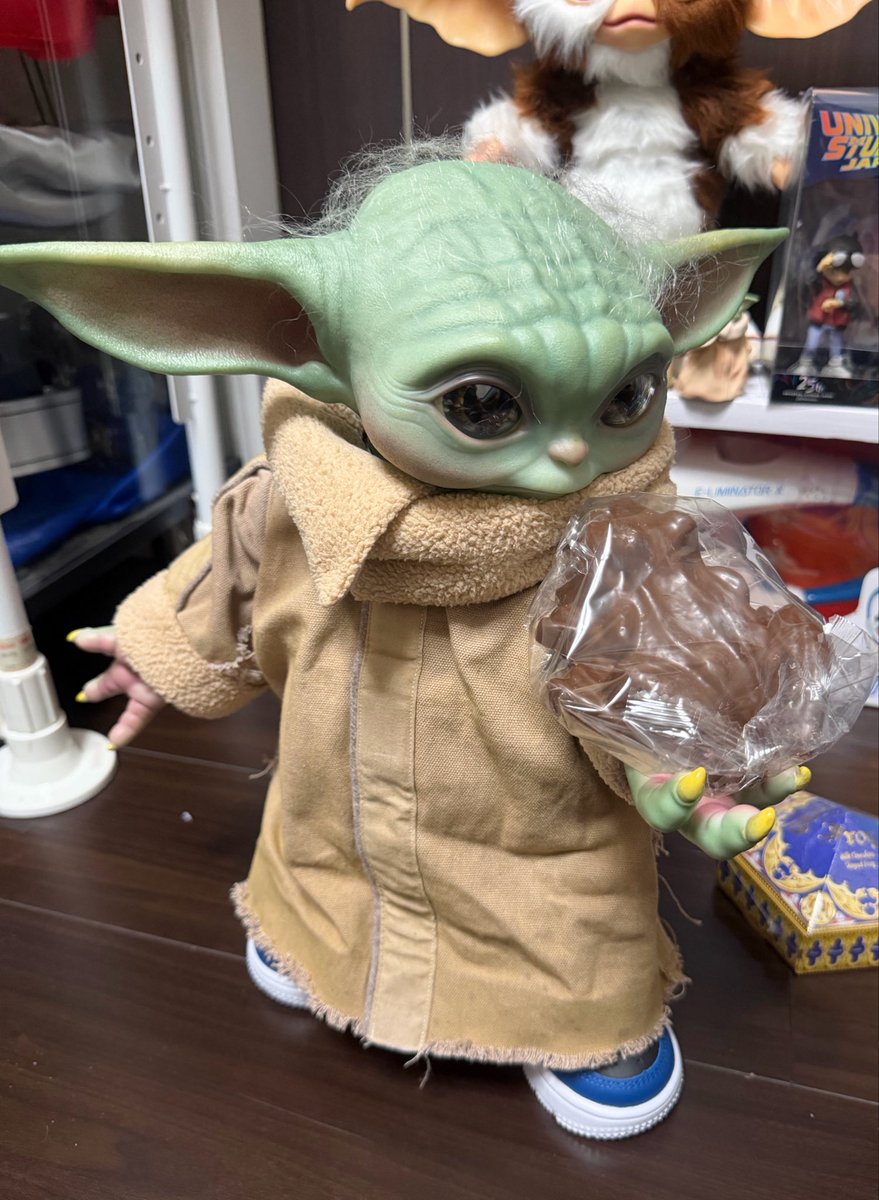 MasaniMasaaki's tweet photo. お土産のカエルチョコに大喜びのグローグー☺️
グーちゃん!ビニール袋は食べられないからね😅
#マンダロリアンアンドグローグー #グローグー保護者会 #グローグーのいる生活 #我らの道 #thisistheway #grogu
#ユニバーサルスタジオジャパン #universalstudioJapan
#カエルチョコ https://t.co/sUTV1OxfXr