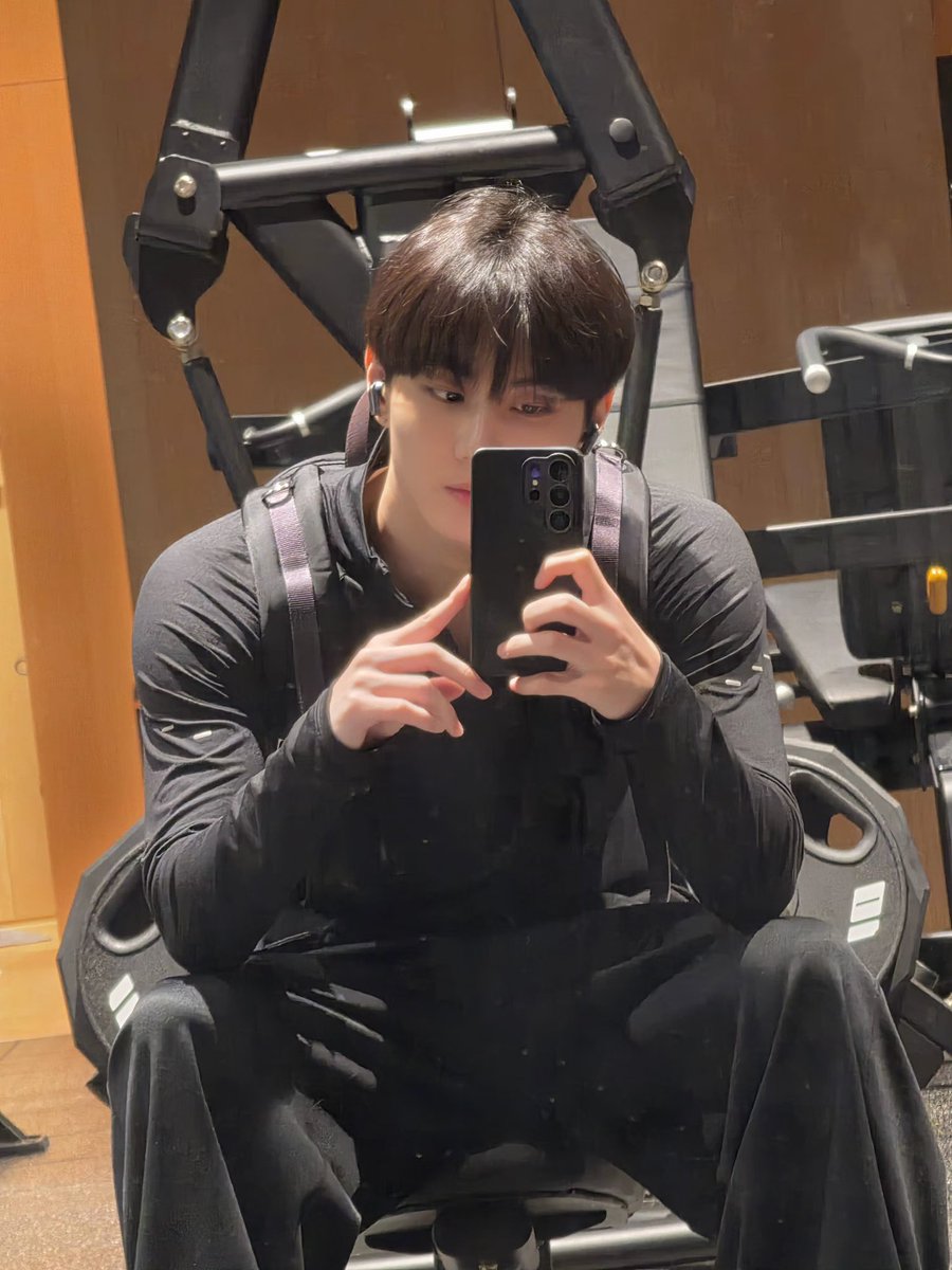 ditlqkffhak's tweet photo. 이남자뭐임?엥?남자뭐지?어깨팔뭐지? https://t.co/s7DR2cjvrP