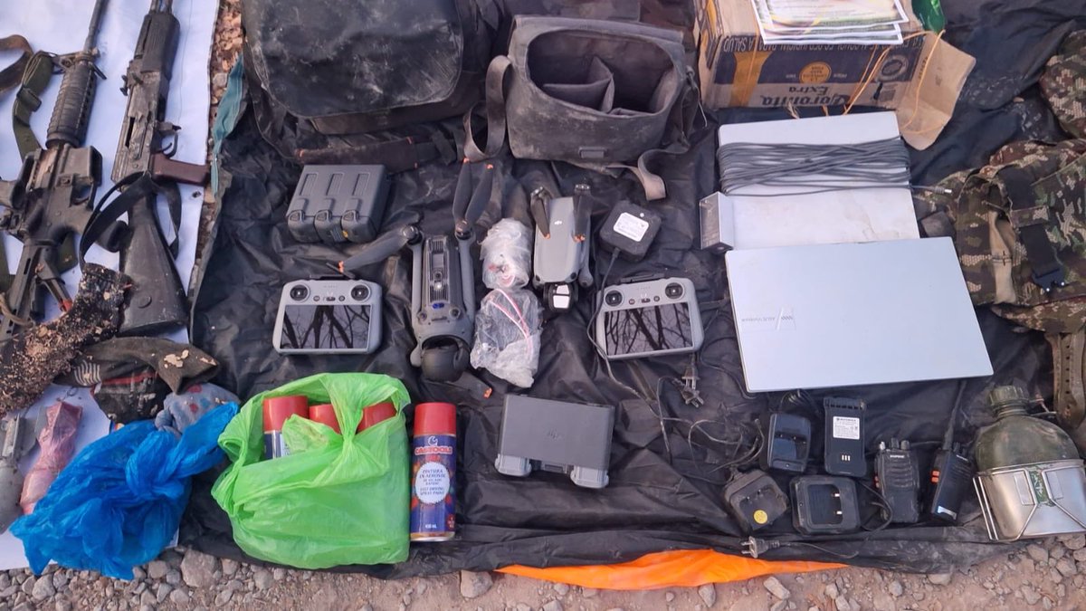 ABDELAESPRIELLA's tweet photo. En Chaparral, Tolima, la Fuerza Pública golpeó al grupo narcoterrorista Gerónimo Galeano, de la facción de alias «Iván Mordisco».

En la operación Horus, el Ejército Nacional y la Policía Nacional, con apoyo de la Fuerza Aérea Colombiana, capturaron a dos integrantes de esa estructura y recuperaron a un menor. También incautaron 11 fusiles, dos pistolas, dos drones y 10 granadas improvisadas para dron.

A esta estructura se le atribuyen siete ataques con drones contra la Fuerza Pública, que dejaron heridos a tres soldados y un policía, además de extorsiones y reclutamiento de menores.

La operación continúa. Vamos tras sus cabecillas.

¡Firme por la Patria!

¡Viva Cristo Rey! 

(A.D.L.E) 🇨🇴 🐅