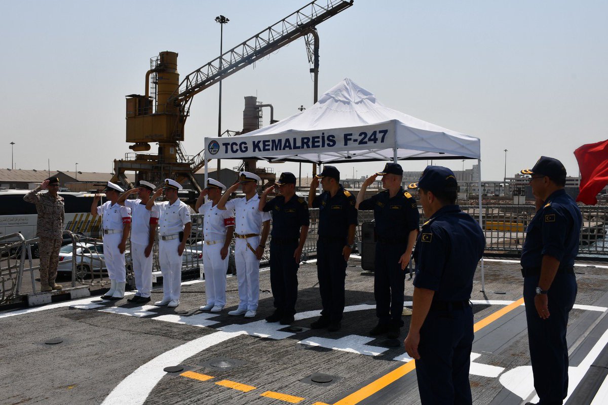 tcsavunma's tweet photo. 🗓️20-24 Eylül 2026 

TCG Kemalreis fırkateyni, Cidde/Suudi Arabistan'a liman ziyareti icra ediyor.

TCG Kemalreis fırkateyninde; Güney Deniz Saha Komutanı Tümamiral Mehmet Baybars Küçükatay ve İstanbul Tersane Komutanı Tümamiral Recep Erdinç Yetkin; Çok Uluslu Deniz Savunma Koalisyonu Komutanı Tümamiral Abdullah Selem Al-Shehri, Batı Filosu Fırkateyn Grup Komutanı Tümamiral Rsgaid Rashed Al Harbi ve beraberindeki heyet ile toplantı gerçekleştirdi.

Ayrıca, Güney Deniz Saha Komutanı Tümamiral Mehmet Baybars Küçükatay ve İstanbul Tersane Komutanı Tümamiral Recep Erdinç Yetkin, İslam İşbirliği Teşkilatı nezdinde T.C. Daimî Temsilcisi Büyükelçi Cenk Uraz’ı makamında ziyareti etti.

#MillîSavunmaBakanlığı