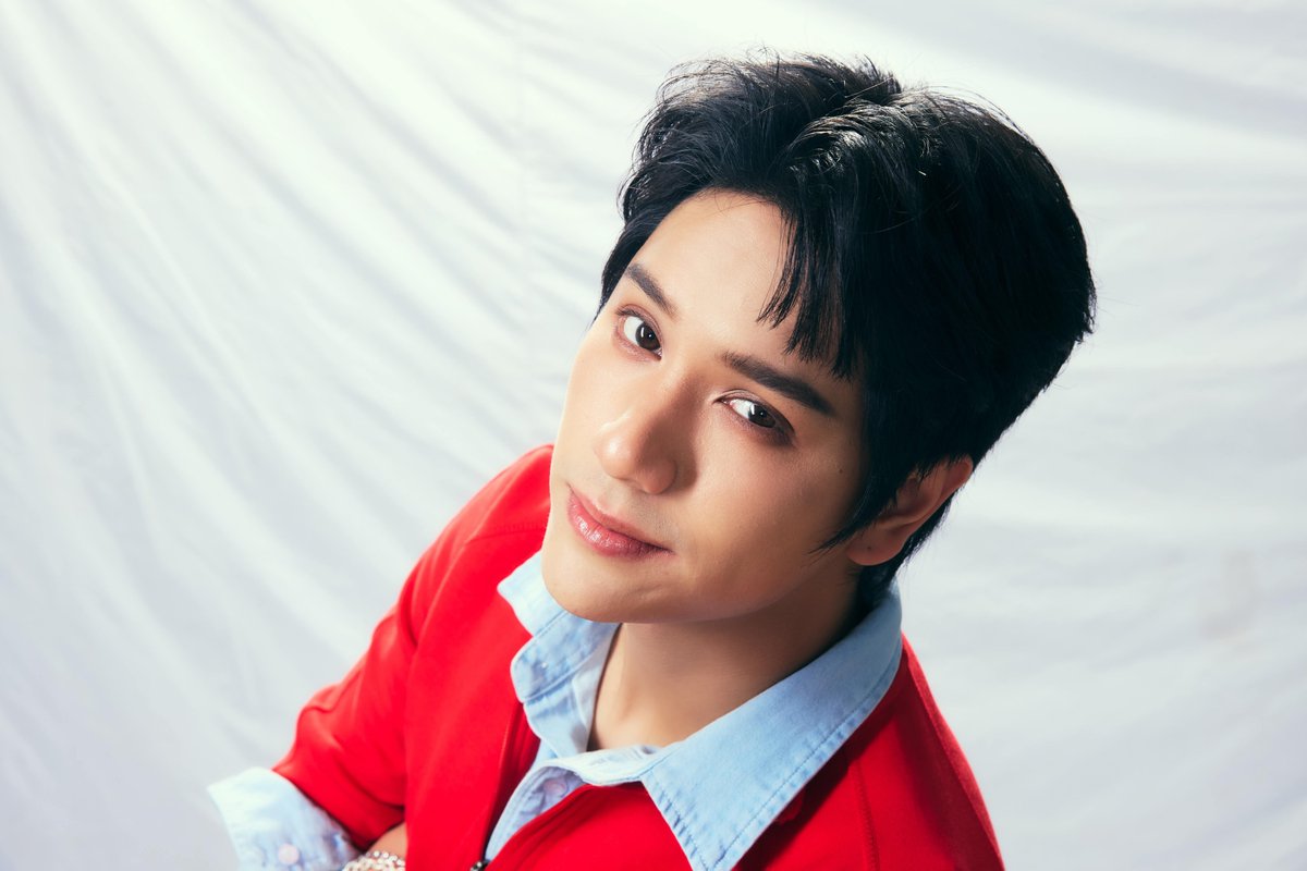 startalkent's tweet photo. “NANON” ส่งซิงเกิลใหม่ “ไม่เห็นชอบ” (Denied)
ดึง “URBOYTJ” หวนนั่งแท่นโปรดิวเซอร์ 
สวมบทบาท 5 คาแรคเตอร์ จัดเต็มความสดใสสไตล์ T-POP

เป็นอีกหนึ่งหนุ่มที่มีความหลงใหลทางด้านดนตรี สำหรับศิลปินมากความสามารถ “NANON” (นนน กรภัทร์ เกิดพันธุ์) จาก “RISER MUSIC” ปล่อยซิงเกิลใหม่ล่าสุด “ไม่เห็นชอบ” (Denied) ในแนว T-POP สดใสติดหู โดยความพิเศษของเพลงนี้คือการกลับมาร่วมงานกันอีกครั้งอย่างลงตัว กับโปรดิวเซอร์มือทอง “URBOYTJ” หลังจากได้รับความสำเร็จอย่างมากในเพลง “KNOCK KNOCK” เป็นที่ชื่นชอบและได้รับความนิยมจากแฟนๆ ทั่วโลกมาแล้ว และเพลงนี้ยังได้ไอเดียเนื้อเพลงสุดกวนจาก “NANON” ที่ถ่ายทอดเรื่องราวการจีบแบบคูลๆ ที่การออกตัวแรงอาจไม่ใช่ทาง จนเกิดเป็นกลยุทธ์ปากไม่ตรงกับใจสุดขี้เล่น ที่แม้ปากจะคอยบอกว่า “ไม่เห็นชอบ” แต่ความจริงในใจคือรักเลย ส่วนมิวสิควิดีโอ “NANON” ยังจัดเต็มแบบไม่มีกั๊ก ผ่าน 5 คาแรคเตอร์ 5 สไตล์ที่แตกต่างกัน เสิร์ฟความน่ารักกวนๆ ขี้เล่นแบบสุดๆ ไปเลย

โดย “NANON” ได้เผยเบื้องหลังการทำงานว่า “ สำหรับเพลง “ไม่เห็นชอบ” (Denied)เป็นซิงเกิลที่ผมตั้งใจและสนุกมากๆ เพราะเป็นการกลับมาร่วมงานกับ “พี่ TJ” อีกครั้ง หลังจากเพลง “KNOCK KNOCK” ซึ่งผมได้มีโอกาสเสนอไอเดียเนื้อเพลงด้วย ความตั้งใจคืออยากถ่ายทอดมุมมองของคนกวนๆ เวลาจะจีบใครสักคน แต่รู้สึกว่าถ้าเปิดตัวแรงเกินไปมันดูไม่คูล วิธีบอกรักของเราเลยกลายเป็นการ “ไม่บอกรัก” คือปากคอยบอกว่าไม่เห็นชอบนะ แต่จริงๆ ในใจคือชอบเขาไปแล้ว ซึ่งไม่รู้เหมือนกันว่าวิธีนี้จะได้ผลมั้ยนะครับ ในส่วนของ MVผมต้องสวมบทบาทถึง 5 คาแรคเตอร์ 5 สไตล์ที่แตกต่างกันเลย ช่วงถ่ายทำบอกเลยว่าเหนื่อยแต่สนุกมากจริงๆ อยากให้ทุกคนได้ลองฟังและติดตามชม MV ว่าจะเห็นผมในลุคไหนบ้าง หวังว่าทุกคนจะชอบและอินไปกับเพลงนี้เหมือนที่ผมรู้สึก ฝากติดตามเป็นกำลังใจให้ด้วยนะครับ”

             ติดตามผลงานล่าสุดของ “NANON” กับซิงเกิล “ไม่เห็นชอบ” (Denied) ได้ที่ YouTube: RISER MUSIC และ Music Streaming ทุกช่องทางได้แล้วตอนนี้ สามารถติดตามข่าวสารได้ที่ Facebook, Instagram, X, TikTok ของ “RISER MUSIC”

MV : https://t.co/VakZ66Hgeh
