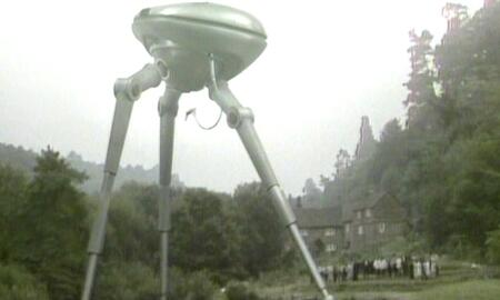 GFreiNews's tweet photo. Wissen Sie, was eine richtig gute Science-Fiction-Serie der 1980er Jahre war, die inzwischen komplett vergessen ist?

Die dreibeinigen Herrscher.

Die Menschheit lebt zwischen wenig noch sichtbaren Ruinen der Moderne wie im Mittelalter. Es gibt keine Technologie. Alle dienen den dreibeinigen Herrschern, die die Erdbevölkerung versklavt haben.

Ab dem Erwachsenenalter trägt jeder eine Gedankenkontrollkappe, die kreative Gedanken verhindert. So kommt niemand auch nur auf die Idee einer Revolution. (So wie der ÖRR)

Einige Jugendliche können sich der Erwachsenenweihe entziehen und flüchten über das Land und lernen nach und nach, wie all das zustande kam.

Leider ist die Serie nach der zweiten Staffel unvollendet abgesetzt worden. Sobald KI soweit ist, sollten wir die Serie abschließen.

Aber bis dahin lohnen sich die zwei Staffeln. Sie waren technisch nicht nur sehr gut gemacht, sondern auch erzählerisch brillant!

👉https://t.co/dOUsZ1x7OE