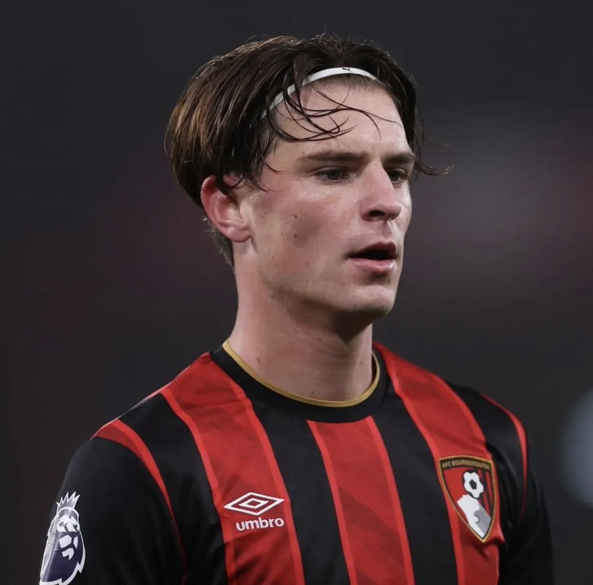 speedlne's tweet photo. 🚨🔵Chelsea are reportedly planning to go all in for Alex Scott in the January window.

Chelsea have identified the Bournemouth player as a priority target and are ready to spend big money on him. 

(@caughtoffside) https://t.co/hQKahrVMDz