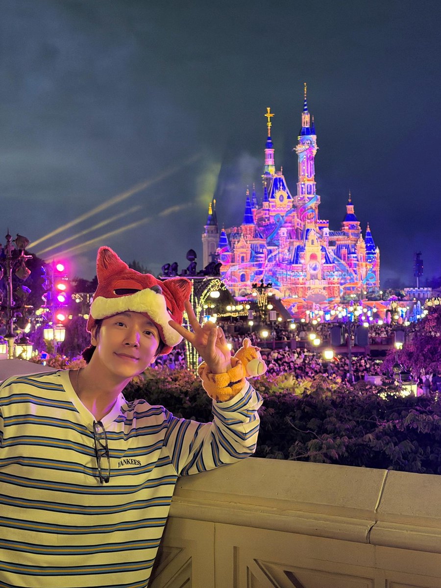 TheLees_HyukHae's tweet photo. 260923

#DONGHAE #동해 XHS Update

I like Disney 💙
#LeeDonghae #ShanghaiDisney 

1/2 https://t.co/gTpYaz3B7x