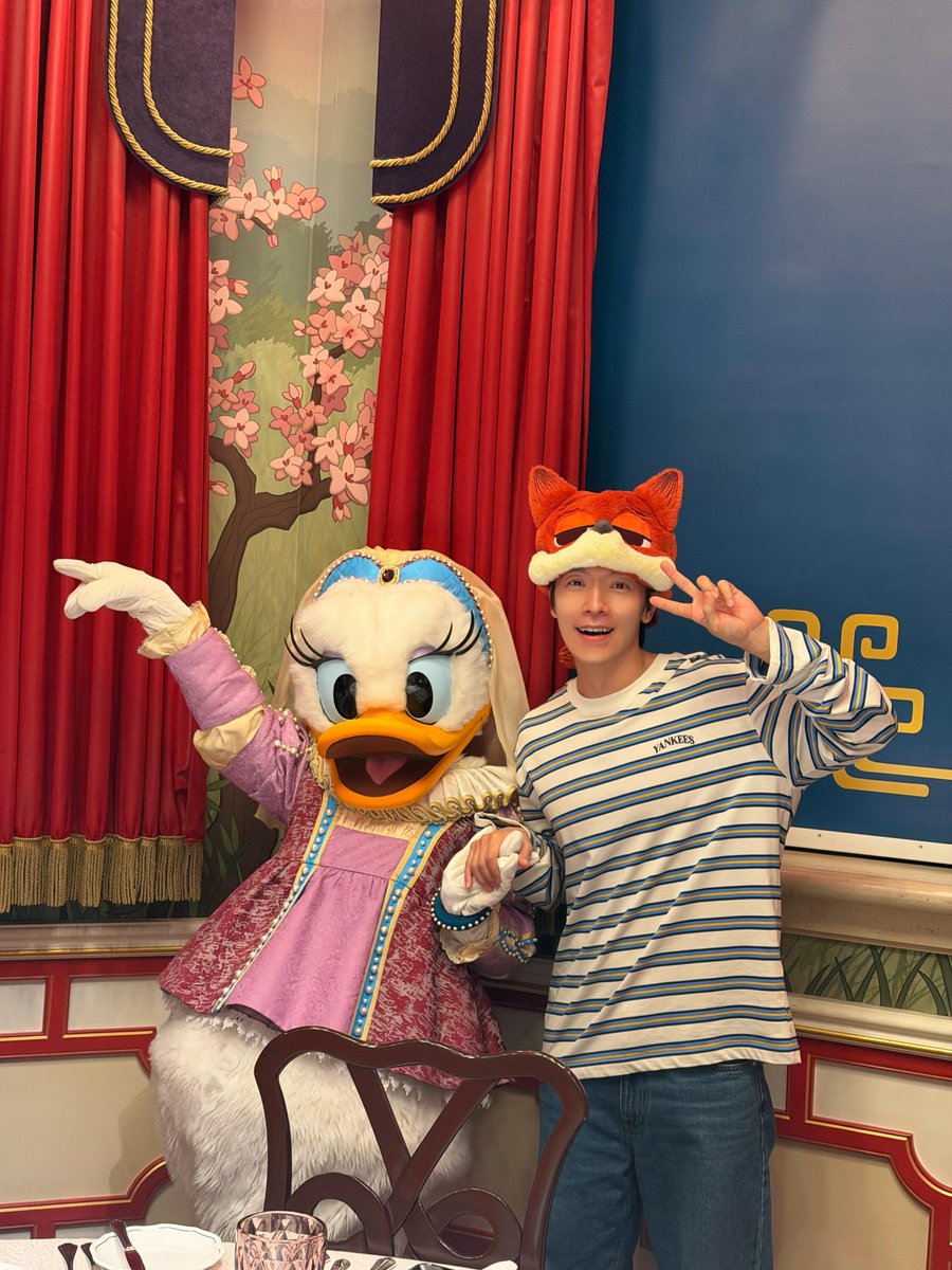 TheLees_HyukHae's tweet photo. 260923

#DONGHAE #동해 XHS Update

I like Disney 💙
#LeeDonghae #ShanghaiDisney 

1/2 https://t.co/gTpYaz3B7x