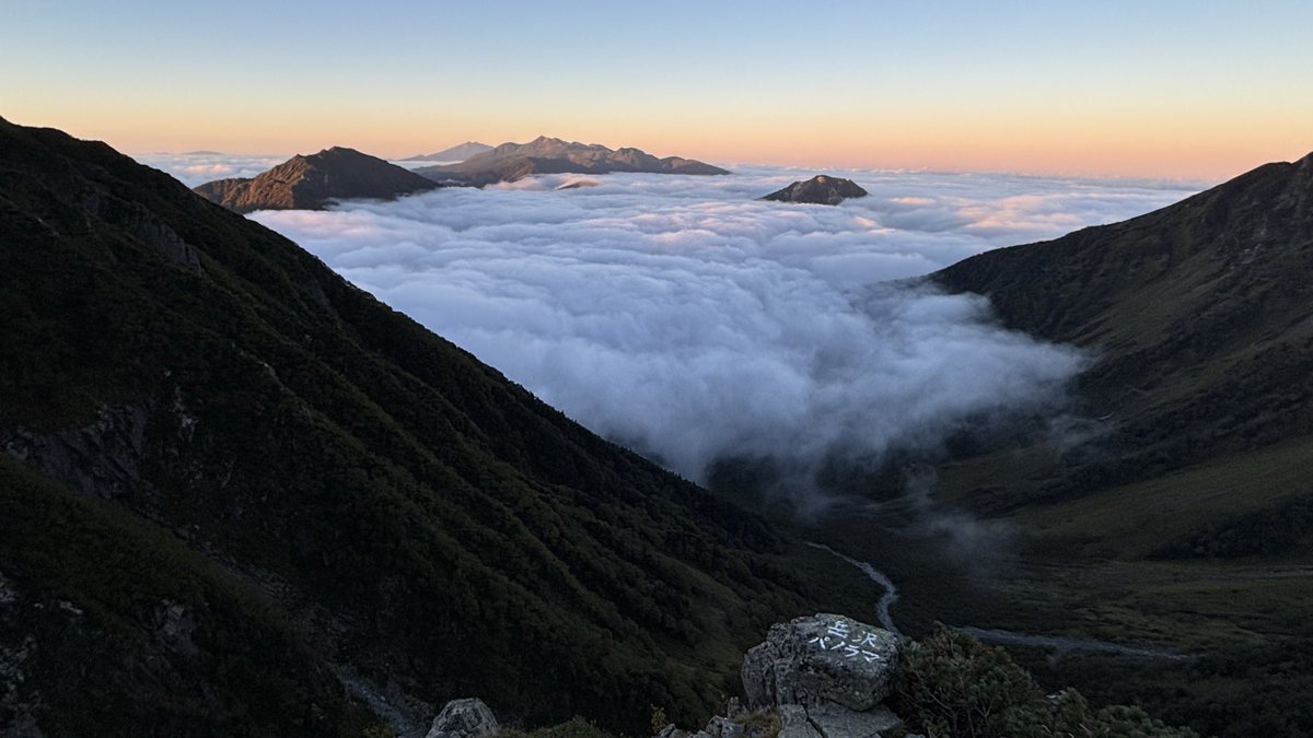 alps94_m's tweet photo. シルバーウィーク中に前穂高岳に登ってきました⛰️何度も振り返りたくなる朝焼けと雲海、山頂からの穂高〜槍の大パノラマがあまりにも綺麗でちょっと泣きました。。。！！ https://t.co/yzauq33dyl