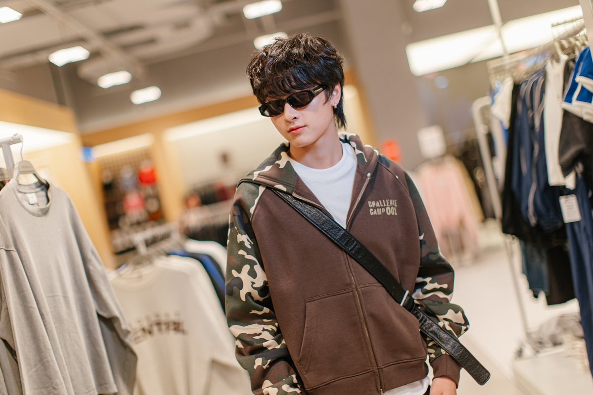 startalkent's tweet photo. ส่อง 4 ลุคสุดคูลของ “เวฟ–ธนภัทร” เปลี่ยนเซ็นทรัลเวิลด์เป็นรันเวย์ ประกาศสไตล์ที่ใช่ใน “2026 STATE YOUR STYLE”
#StateYourStylexWave
#StateYourStyle #ถ้าใช่ให้choose #waavetnp #CentralPattana #เซ็นทรัลพัฒนา #CentralFashionDestination

ศูนย์การค้าเซ็นทรัลเวิลด์แทบกลายเป็นรันเวย์ เมื่อ “เวฟ–ธนภัทร ตันสากุล” นักแสดงหนุ่มมากเสน่ห์ ขวัญใจแฟนซีรีส์วาย ขอพักลุคคุ้นตาแล้วเปิดโหมดแฟชั่นเต็มตัว พาไปค้นหาสไตล์ใหม่ ๆ กลางเซ็นทรัลเวิลด์ ในแคมเปญ “2026 STATE YOUR STYLE” จากเซ็นทรัลพัฒนา รวมไอเท็มจากกว่า 100 แบรนด์ชั้นนำ ให้เลือก Mix & Match

ครั้งนี้ “เวฟ” สนุกกับการครีเอต 4 ลุค 4 คาแรกเตอร์ ที่ต่างกันชัดเจน แต่ทุกลุคยังมีความเป็นตัวเอง เริ่มด้วย Bershka กับ Street Casual Look เติมความสปอร์ตให้เข้ากับความเท่ ได้ลุคที่ดูสบายแต่มีคาแรกเตอร์ ขยับความแฟชั่นขึ้นอีกสเต็ปกับ adidas Originals ใน Total Denim Tracksuit โทนฟ้าอินดิโก้ จับคู่แจ็กเก็ตคอตั้งกับกางเกงยีนส์ทรง Wide-leg พร้อมดีเทลซิกเนเจอร์แถบ 3 เส้น ให้กลิ่นอาย Y2K Streetwear ส่วนใครเป็นสายสปอร์ตแต่ยังอยากได้ความแฟชั่น ต้องมองลุคจาก Wilson ในสไตล์ Athleisure หรือ Sporty Casual ที่หยิบความคล่องตัวจากสนามมาแมตช์กับไลฟ์สไตล์ประจำวัน เปลี่ยน Sportswear ให้กลายเป็น Everyday Look ที่ดูดีได้ตั้งแต่วันทำงานสบาย ๆ ไปจนถึงวันหยุด ปิดท้ายด้วยไอเท็มที่อยู่เหนือกาลเวลากับ Calvin Klein ใน Double Denim Look หยิบความคลาสสิกของเดนิมมาปรับให้ดูเท่และร่วมสมัย หยิบกลับมาใส่เมื่อไหร่ก็ยังดูดี

เวฟ เผยถึงการเปลี่ยนลุคครั้งนี้ว่า “ปกติผมจะเลือกเสื้อผ้าที่ใส่สบายและสะท้อนความเป็นตัวเอง แต่วันนี้สนุกมากที่ได้ลองมิกซ์แอนด์แมตช์ 4 ลุคใหม่ เพราะแต่ละแบรนด์มีคาแรกเตอร์แตกต่างกันชัดเจน ทำให้ได้ลองเห็นตัวเองในหลายสไตล์มากขึ้น ผมคิดว่าแฟชั่นไม่จำเป็นต้องมีกฎตายตัว แค่เลือกสิ่งที่ใส่แล้วมั่นใจและสะท้อนความเป็นตัวเอง นั่นก็คือลุคที่ใช่ครับ”

นอกจากความสนุกในการค้นหาสไตล์ใหม่แล้ว ยังเติมความคุ้มให้สายแฟแบบจัดเต็ม เมื่อช้อปสะสมจากร้านค้าแฟชั่นและไลฟ์สไตล์ที่ร่วมรายการครบ 4,500 บาทต่อวัน รับ Fashion E-Voucher มูลค่า 400 บาท ผ่านแอป Central X สำหรับใช้เป็นส่วนลดในการช้อปครั้งถัดไปเมื่อซื้อสินค้าครบ 1,500 บาท รวม 9,800 สิทธิ์ทั่วประเทศ  สมาชิก The 1 ยังสามารถลงทะเบียนผ่าน The 1 App เพื่อรับคะแนนพิเศษจากร้านค้าที่สะสมและแลกพอยท์ The 1 ในโซนร้านค้า ศูนย์การค้าเซ็นทรัล โดยช้อปสะสมครบ 5,000 บาท รับ 800 คะแนน หรือช้อปครบ 15,000 บาท รับ 2,500 คะแนน พร้อมคะแนนเพิ่มตามระดับสมาชิก รวมสูงสุด 3,500 คะแนน ส่วนผู้ถือบัตรเครดิตเซ็นทรัล เดอะวัน เมื่อลงทะเบียนและช้อปสะสมผ่านบัตรครบ 15,000 บาท รับเพิ่มอีก 5,000 คะแนน ตามเงื่อนไขที่กำหนด* 

“2026 STATE YOUR STYLE” พร้อมเปลี่ยนทุกพื้นที่ให้เป็นรันเวย์ในสไตล์ของคุณ วันนี้ – 4 ตุลาคม 2569 ณ ศูนย์การค้าเซ็นทรัล 30 สาขาทั่วประเทศ ติดตามรายละเอียดเพิ่มเติมได้ที่ https://t.co/nRQuSSf1V6 

*สิทธิ์มีจำนวนจำกัด การลงทะเบียน ยอดใช้จ่าย ระยะเวลา ร้านค้า และเงื่อนไขของแต่ละสิทธิ์แตกต่างกัน โปรดตรวจสอบรายละเอียดเพิ่มเติมผ่าน Central X, The 1 App ณ จุดขาย หรือจุดแลกของสมนาคุณของศูนย์การค้าที่ร่วมรายการ