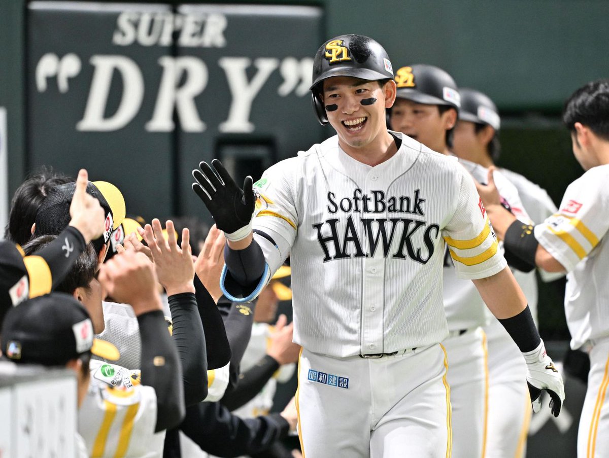 nishispo_hawks's tweet photo. 「欲どうしい打ち方してたので」

40本塁打に王手をかけた栗原陵矢選手に小久保監督が注文

#sbhawks
▼記事はこちらから▼
https://t.co/jIPYXEbCkH https://t.co/deWpSQl7ZH