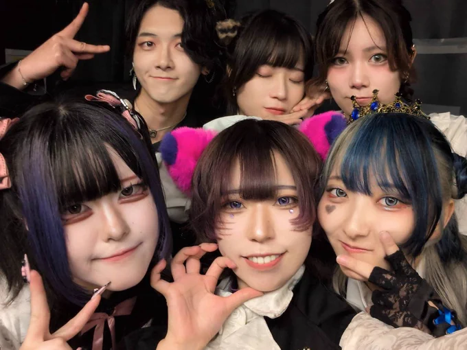 ダンスがある程度上手なメンバーだからこそ見てくださる方々の期待値が高いんだろうなとは思うしわかってるし、
それを超えるための武器と魅力と圧倒的な場を掴む統率力をもっともっと考えて沢山踊って磨いていって、私たちは自分たちのやりたいことを曲げずに沢山反発して食らいついて、いつか誰も追いつけないところまで突っ走ってやります。
どのチームよりも反骨精神が強いチームです。私に似てメンバーも野心に溢れ散らかしているのでこれからもたくさん踊って頑張ります
まじでその目でこれからも見ていてください。踊る度に目に焼きつける演目をこれからもお見せします。私らが1番凄いって1番素敵な踊りをするってこれから証明していきます。
リーダーたちの色んな話を聞いて足りなかった部分や改善点、これからどうして行くのがいいのか沢山考えているので、成長して色んな踊り手をもっともっと追い越して行くので、
沢山期待していてください。
この期間このチームで頑張れて幸せでした。このチームじゃなきゃ出来なかった演目でした
メンバーのことが大好きです。
これからもTEAPARTYをよろしくお願いします。 見ていてね
大好きなティーパサンチーム
鍋パもしようね撮影もしてディズニーも行こうね これからもよろしくねん 沢山付き合ってもらうね