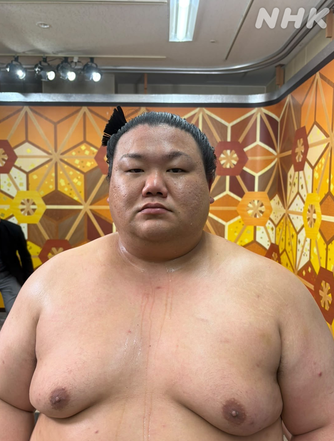 NhkSumo's tweet photo. #美ノ海 が #琴勝峰 を破って勝ち越し‼��
沖縄初の三役に向けて大きく前進⭐️

#錦島親方 が「重さと威力が増している」
と評価した取組は↓
https://t.co/3egdIe1I7I

「いつも上位で跳ね返されていたのでうれしい」
インタビューは↓
https://t.co/DEjhqZjvGp https://t.co/HsI7Eg3yWB