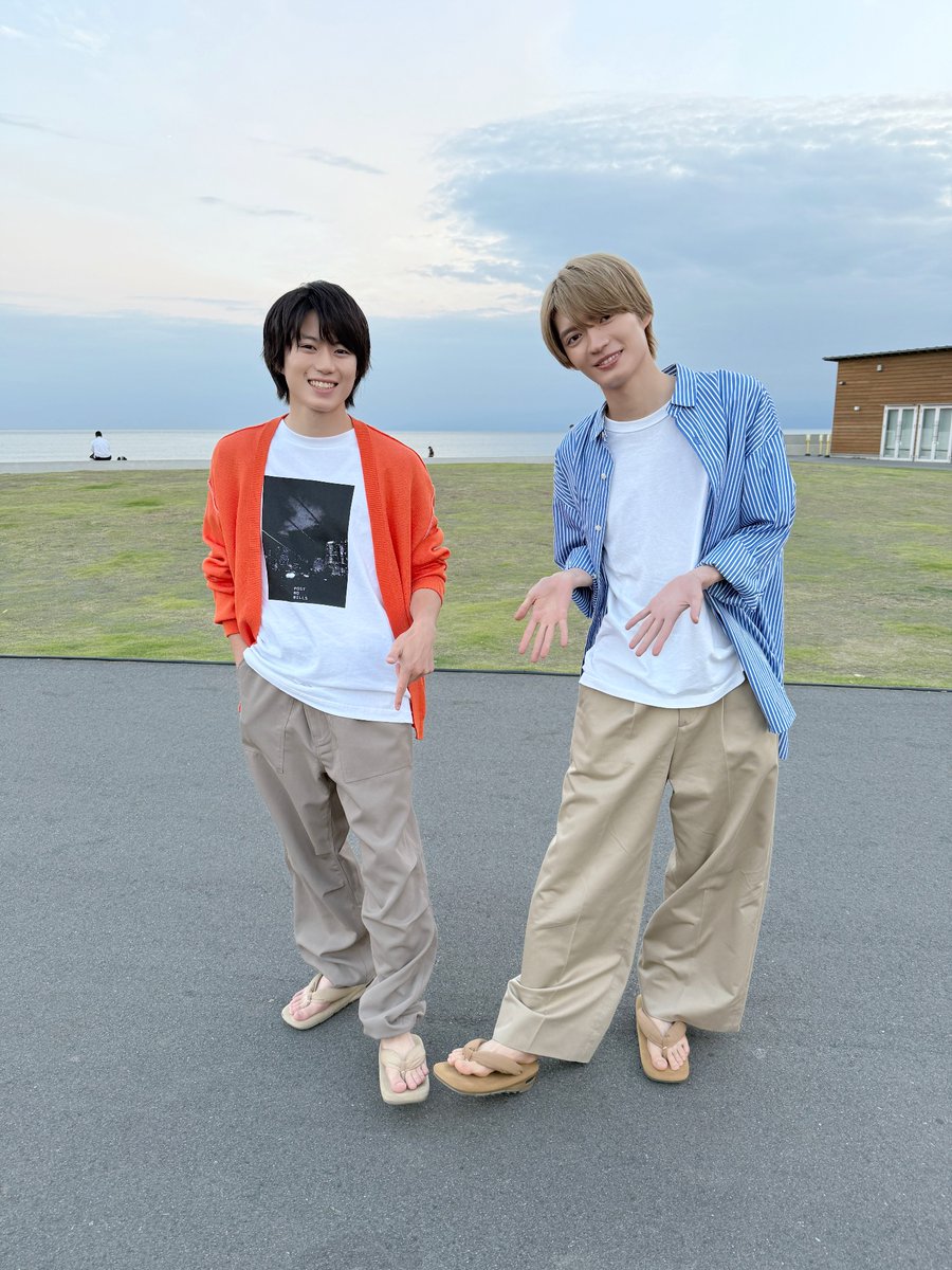 tx_doramanext's tweet photo. 🎬 𝑼-𝑵𝑬𝑿𝑻にて全話独占配信中🌻
〔#君は夏のなか〕

📸︴お揃い雪駄ショット

お互いにプレゼントし合った
お揃いの雪駄で仲良く2ショット🫶🏻🫧

𝑻𝑽𝒆𝒓にて最終話見逃し配信中🎥

#奥智哉 #杢代和人
#ドラマ君夏 https://t.co/J5vQkyTk6Z