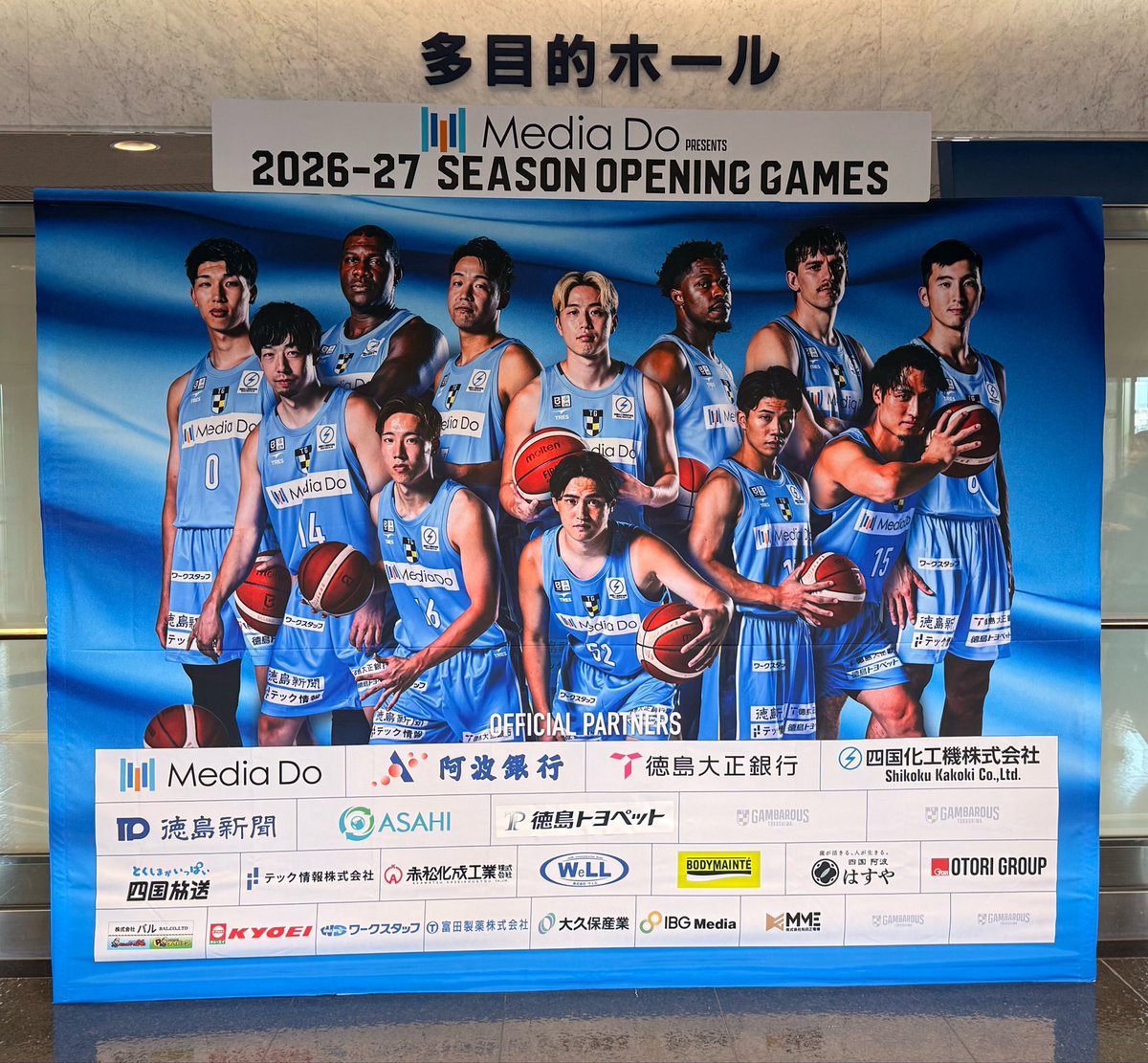 pekooon_n's tweet photo. #ガンバロウズ の開幕戦2日目！
最前列で観戦して面白すぎて大興奮🏀
綱井くんが歴史を刻んだ！

実は #トレイ・ボイド (@Traytb1 )も
間近で見たかったし、本当に満足♡

横浜はやっぱり強くてかっこよかった！
素敵な試合をありがとう☺️

そしてボイドのダンスも撮れたので
ボイドファンに届けー😆 https://t.co/i9RIRzW7UP