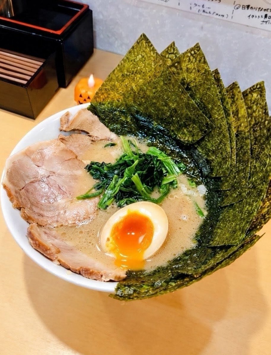 jumpei_3333's tweet photo. 麺侍誠@横浜市港南区日野南
塩豚骨チャーシューメン🐷 TP海苔
注文して数秒で『はい‼️豚骨お待ち‼️』といきなりガチの豚の骨が出てきていつものボケ炸裂ꉂꉂ🤣
塩豚骨も凄く美味しかったなぁ😋✨
本日ご一緒してくれた皆さんありがとうございました😁
誠司君､慶圭さん､ごちそうさまでした😋 https://t.co/rIZJKffFRl