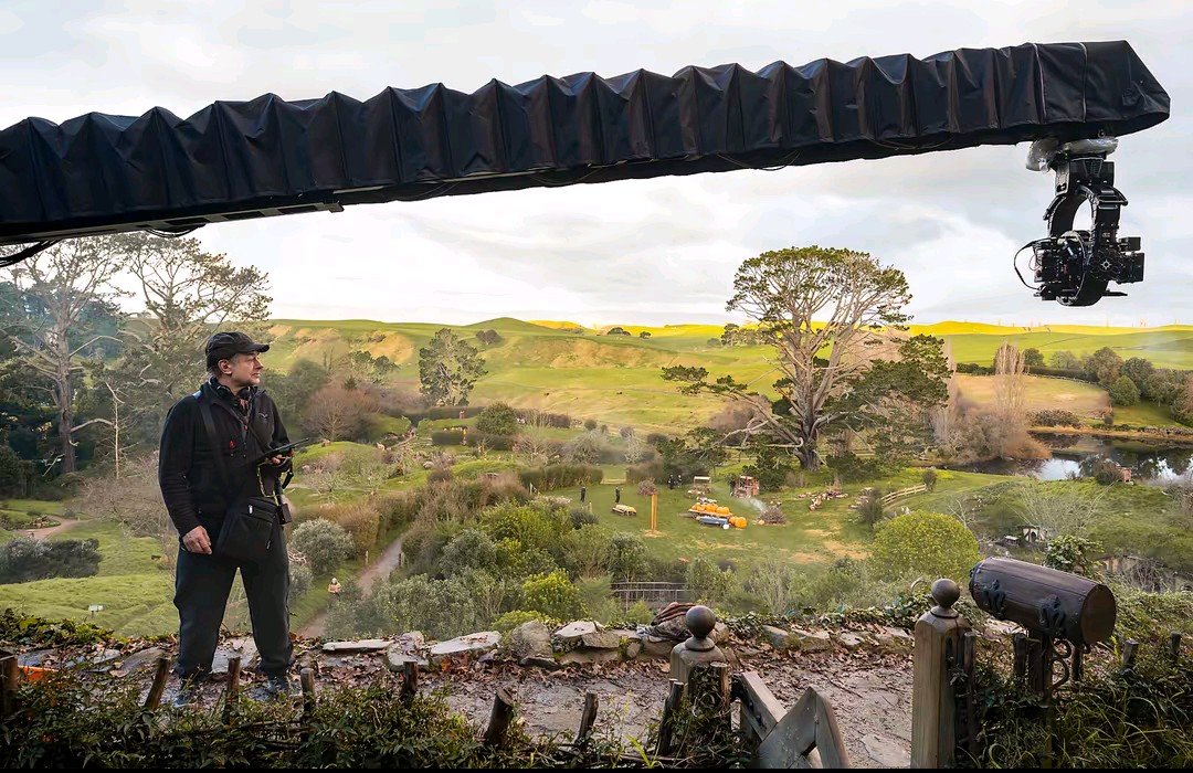 mellon_heads's tweet photo. 🚨 BREAKING 🚨

First official set images from The Lord of the Rings: The Hunt for Gollum

We are officially back in the Shire as Andy Serkis directs with fresh faced Hobbits and what appears to be Frodo entering into Bag End https://t.co/jPqk7OzMdc
