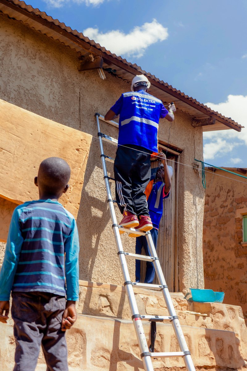 solektra_rwanda's tweet photo. Our technicians are on the ground at Mahama Refugee Camp, installing Solar Home Systems and ensuring customers get the after-sales support they need to keep their systems running reliably.
Part of the RE4R II Project, with @PracticalAction
#PracticalAction https://t.co/GHOOVj5cHN