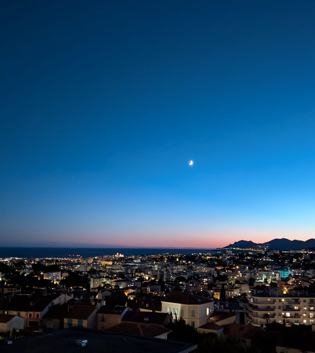 LeCannetVille's tweet photo. Belle soirée à toutes et tous 🌙
#LeCannet #CotedAzurFrance #MagnifiqueFrance
#jaimemaville https://t.co/fj7BGqDivI
