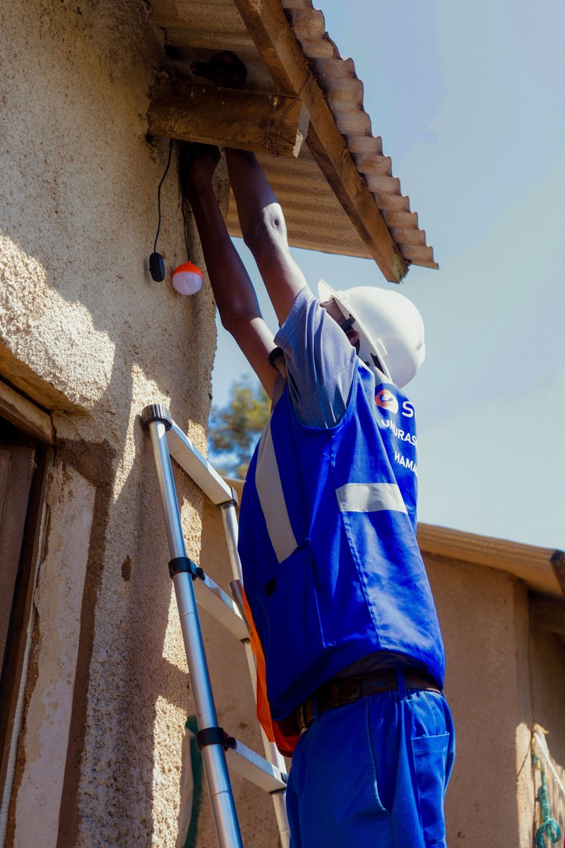 solektra_rwanda's tweet photo. Our technicians are on the ground at Mahama Refugee Camp, installing Solar Home Systems and ensuring customers get the after-sales support they need to keep their systems running reliably.
Part of the RE4R II Project, with @PracticalAction
#PracticalAction https://t.co/GHOOVj5cHN