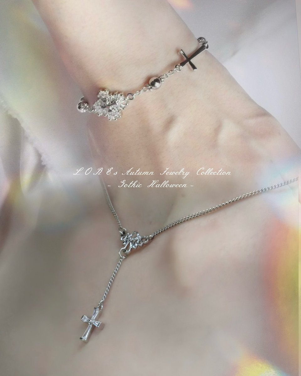 LorE____x_'s tweet photo. LORE Autumn Jewelry Collection⋆˚

【数量限定】Aetheria Necklace
￥3,500
澄むジルコニア輝く優美なY字ネックレス

【数量限定】Aetheria Bracelet
￥3,500
Crystal Grace：ジルコニア煌めく透明感の一品

販売期間：9月27日(日) 23:59まで

SHOP▷https://t.co/Npdek2FFc3 https://t.co/PfQjH7dL7Y