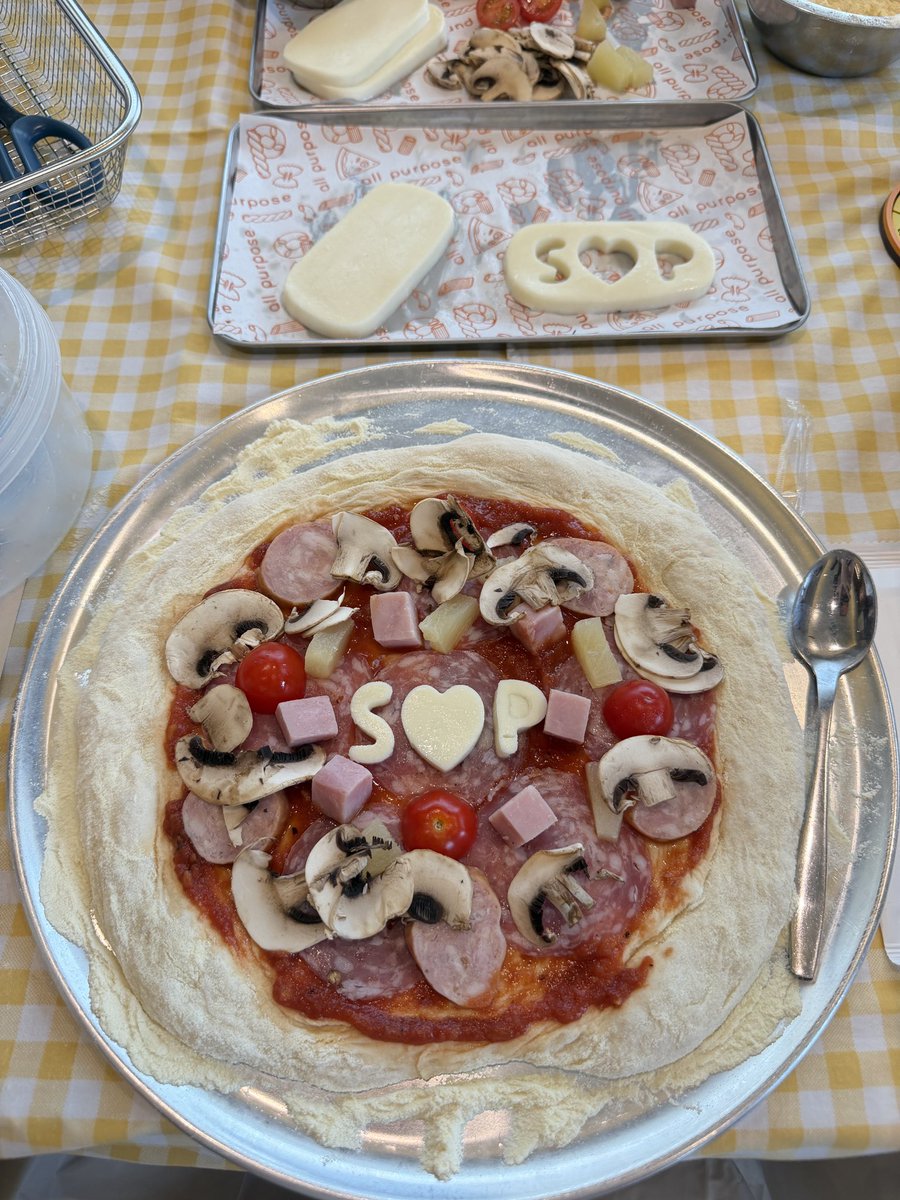 shellybenda's tweet photo. The best pizza in the world 🍕

#shellypundao https://t.co/OAZcHJ0u5Z