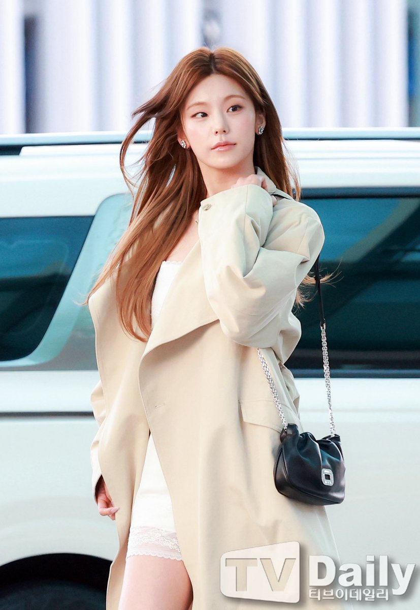 storingyeji's tweet photo. 260923 출국 기사사진 #예지 #YEJI

JAKARTA MENYAMBUT YEJI 
#SelamatDatangYEJI https://t.co/a3EjHJbz3m