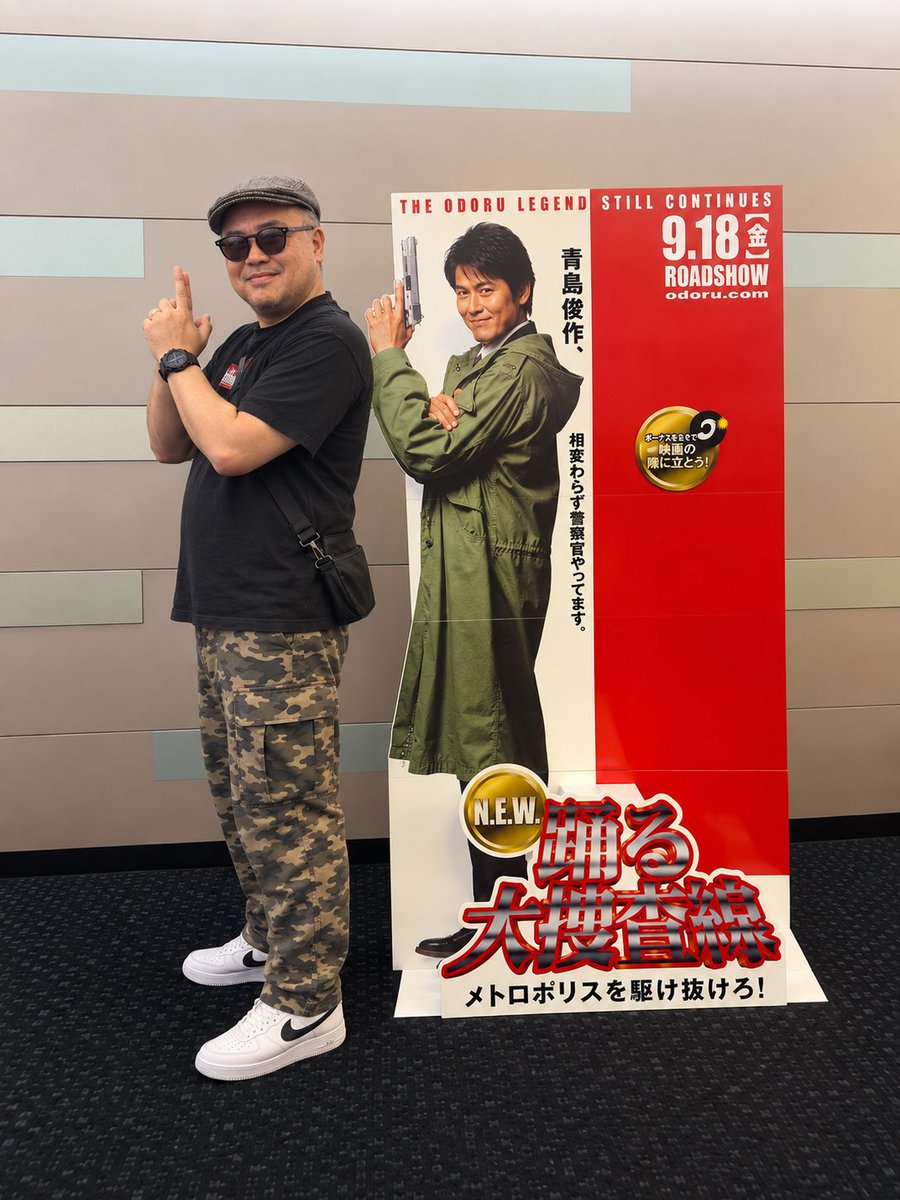 yoshio_VLOG's tweet photo. 『踊る大捜査線』観てきた。

正直、そこまで期待してなかった。
だからなのか……
普通に面白かったんだけどw

やっぱり「踊る」って、
事件そのものより、
現場の人間臭さとか、ちょっとした会話とか、
あの独特の空気感がいいんだよな。

ただ最近、映画を観る前に
YouTubeレビューを見すぎるのは本当にダメだと思った。

「ここが微妙」
「期待外れ」
「昔の方が良かった」

そんな話を先に聞いてると、
まだ自分では何も観てないのに
映画館へ行く気がどんどん失せていく。

他人の感想を聞くのは、
自分で観た“あと”でいい。

今回は期待しないで観た分、
素直に楽しめた。

映画って本来、
そういうもんだよなw

#踊る大捜査線 #映画 #映画鑑賞 #映画好きな人と繋がりたい
