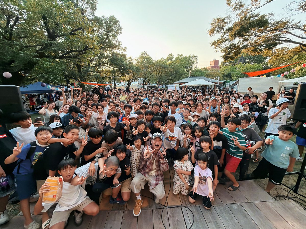 sgmttky_sw's tweet photo. 熊本は八代で急遽フリーライブ。
みんな歌聞いてくれてありがとね！

「熊本の彼氏が来た」

それで喜んでくれる人がいたんなら
俺がやってきたこの10年の全て何も間違ってなかったんだなって思えたよ！

また会おうな！！ https://t.co/cmzNeThdcl