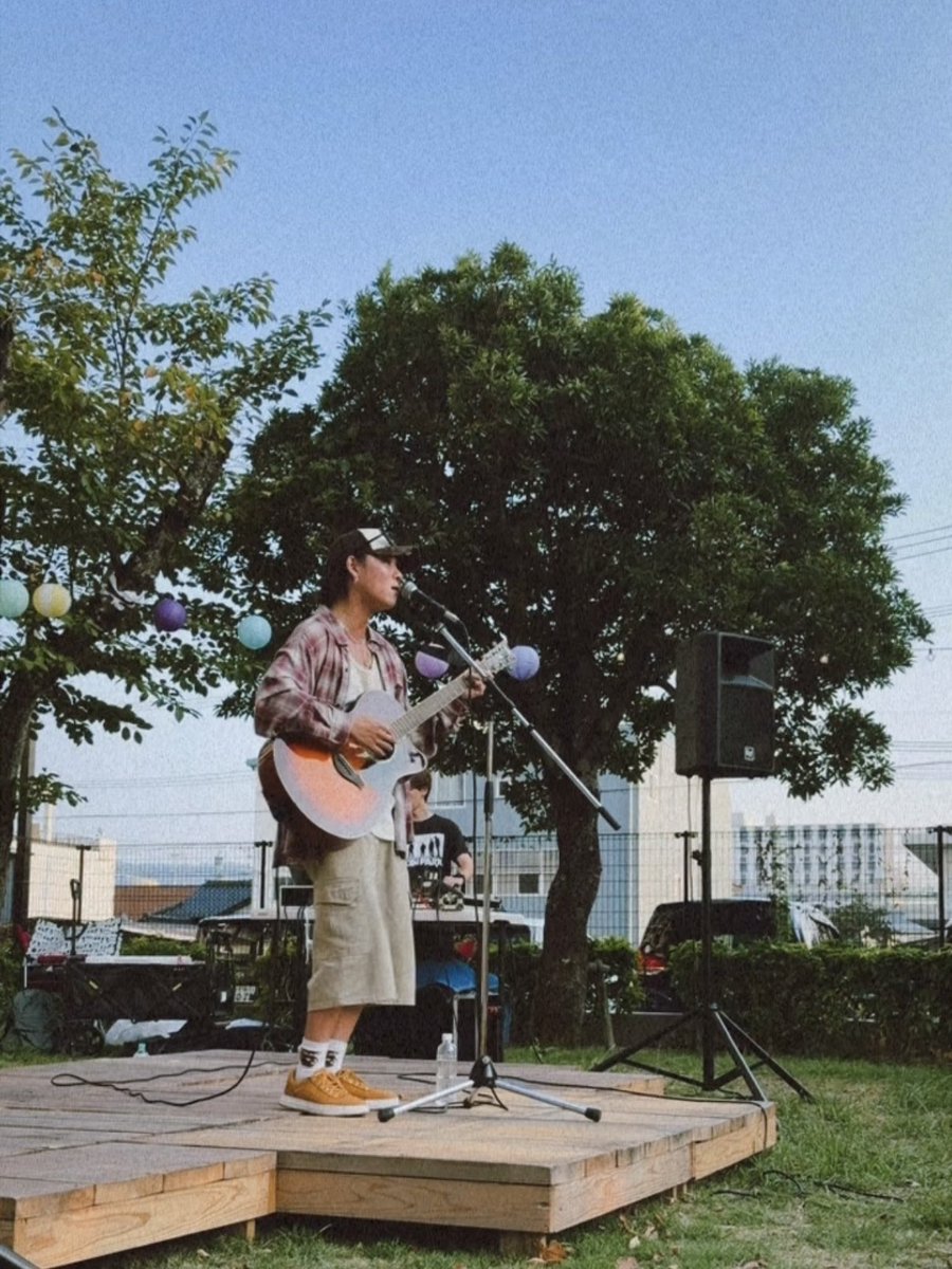 sgmttky_sw's tweet photo. 熊本は八代で急遽フリーライブ。
みんな歌聞いてくれてありがとね！

「熊本の彼氏が来た」

それで喜んでくれる人がいたんなら
俺がやってきたこの10年の全て何も間違ってなかったんだなって思えたよ！

また会おうな！！ https://t.co/cmzNeThdcl