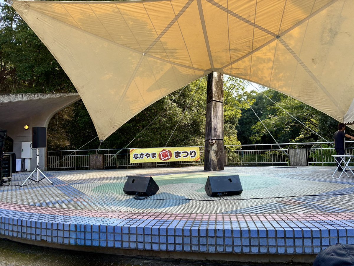 burai_7080's tweet photo. 今日は「よっしえちゃぁ〜〜ん！」してきた笑
1曲目がカムフラでとち狂ったようにはしゃいだ無頼笑
2部は神席ゲット！
撮影禁止でアップする写真が無いから要らない無頼の自撮り（with激うまみかんジュース）を！
疲労と汗でよりビジュが悪いから顔はモザイクで「♪カムフラ〜ジュっ！」笑
#柏原芳恵 https://t.co/4dajVEZg2h