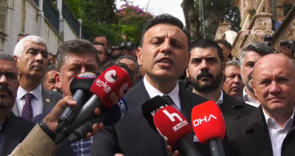 ToplumsalMht177's tweet photo. Sandıkta kazandığı belediyeleri operasyonlarla kaybeden ana muhalefet partisi hâlâ “sandıktan umudunuzu kaybetmeyin” diyor!

Adalar Belediye Meclisi'ndeki oylamanın ardından Özgür Çelik: "Hiç kimse sandığa yönelik umudunu kaybetmesin. İstedikleri kadar kolluk gücünü devreye soksunlar, sandığı milletin önünden kaçıramazlar."
