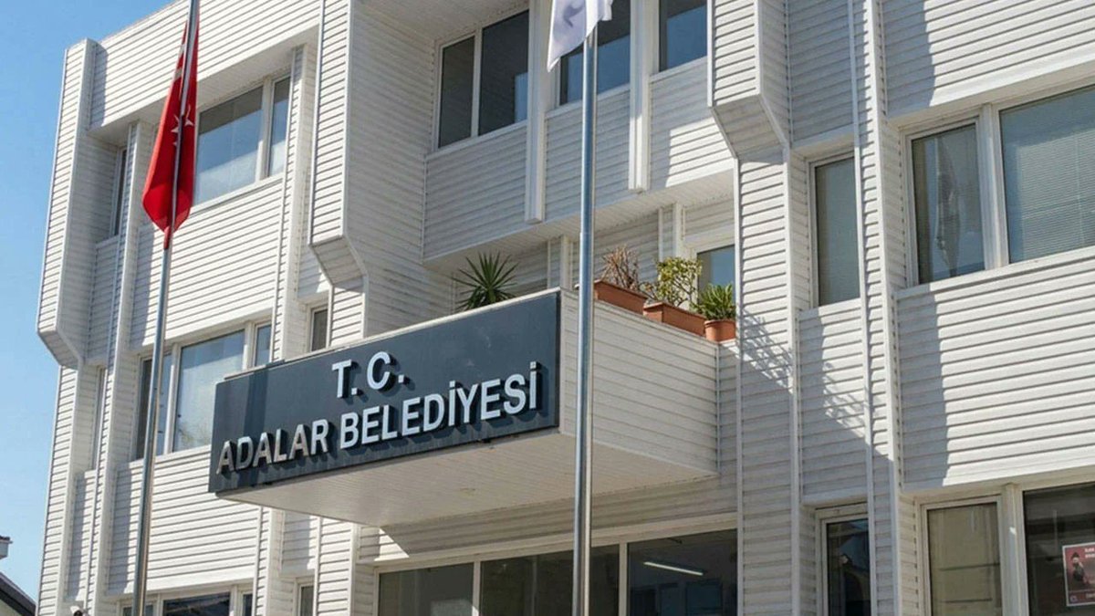 BirGun_Gazetesi's tweet photo. Adalar Belediyesi AKP'ye geçti

🔴Belediye Başkanı Ali Ercan Akpolat tutuklandı
🔴 Yerine seçilen başkanvekili sağlık sorunlarını gerekçe göstererek istifa etti
🔴AKP'ye oy vereceği düşünülen meclis üyesinin kısıtlılığı bir gün önce kaldırıldı
🔴3 CHP'li üye AKP adayına oy verdi

https://t.co/srjRLKXCqG