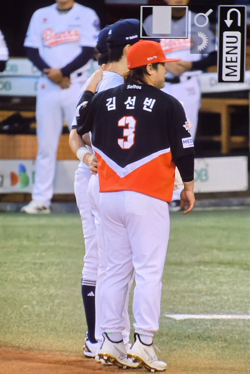 _516____'s tweet photo. 김선빈 방금 꽃다발 전달하면서 꼿발들고있었음ㅜㅜㅜㅜ https://t.co/fEcDTrF31t
