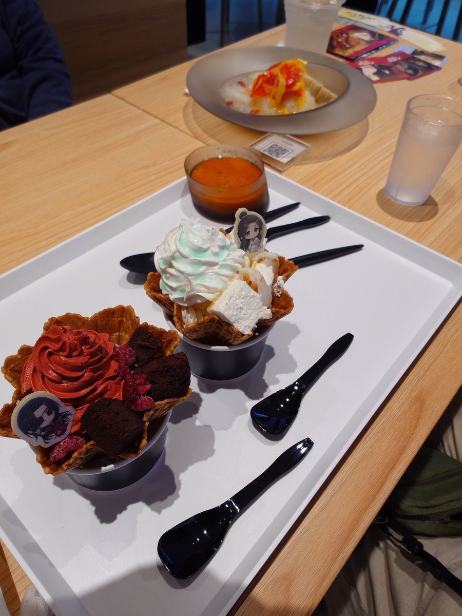 akul_akul_'s tweet photo. 今回もおかんと妹ちゃん連れて。コラボカフェがあったのでこちらで缶バッチ開封式したのだけれど、数少ないち〜ろん引いたの凄いというか何というか…(よくわかってないからカバンにつけてた…哀) https://t.co/fPc7eWughT