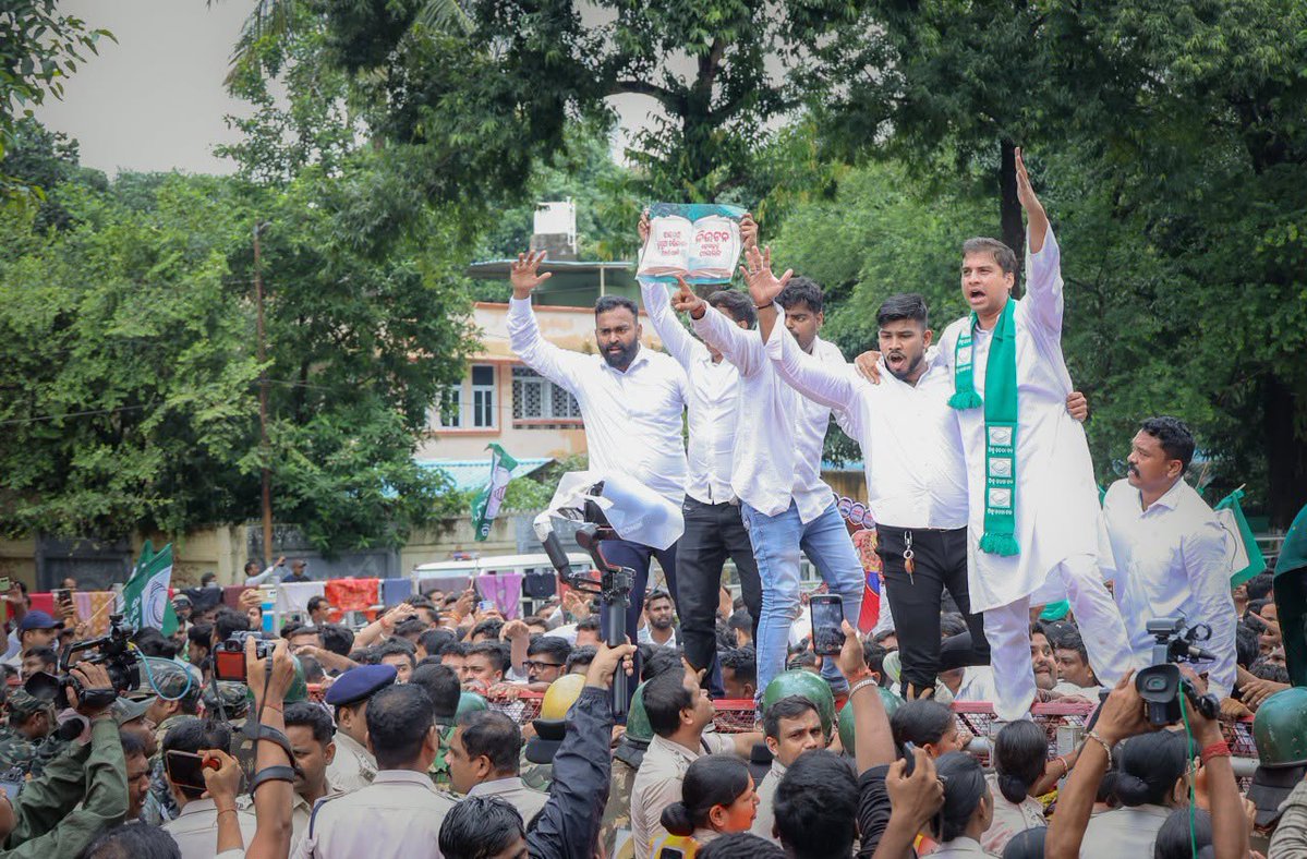 BJDITCell's tweet photo. ପିଲାଙ୍କ ହାତରେ ତ୍ରୁଟିପୂର୍ଣ୍ଣ ବହି ଦେଇ ଶିକ୍ଷାର ଭବିଷ୍ୟତ ସହ ଖେଳ ଚଳିବ ନାହିଁ। ଶିକ୍ଷା ବଞ୍ଚାଇବା ପାଇଁ ରାଜରାସ୍ତାରେ ବିଜେଡିର ଆନ୍ଦୋଳନ।
ଦାବି ସ୍ପଷ୍ଟ..ତ୍ରୁଟିଶୂନ୍ୟ ପାଠ୍ୟପୁସ୍ତକ ଯୋଗାଣ ହେଉ, ଦାୟିତ୍ୱ ନିଅନ୍ତୁ ଗଣଶିକ୍ଷାମନ୍ତ୍ରୀ।

#BJPAntiOdisha #FakeBJP #FraudBJP #GoBackBJP https://t.co/XBPO1urimx