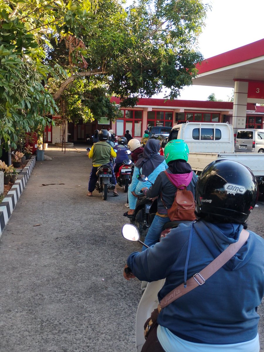 antyoan's tweet photo. Negara kata sumber daya, semua kena pajak tapi beli bensin saja selalu antri panjang. https://t.co/JeSkwBMdMi