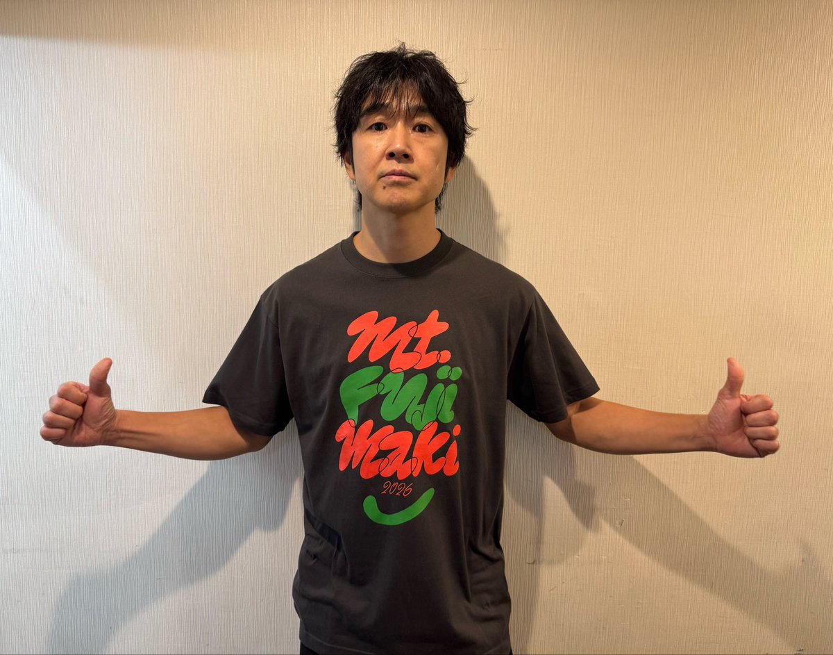mtfujimaki1's tweet photo. 【グッズ着用イメージ②📸】
グッズのご購入は10/3(土)10:00〜先行販売から✨

ルーズタイポTシャツ&amp;ウィンドブレーカー
10月に入ると夜は少し冷えるかもしれません⛰️
軽量のウィンドブレーカーはフェスとの相性もバッチリです👌
こちらもぜひ会場でお買い求めください！ https://t.co/H01yU8xtkk